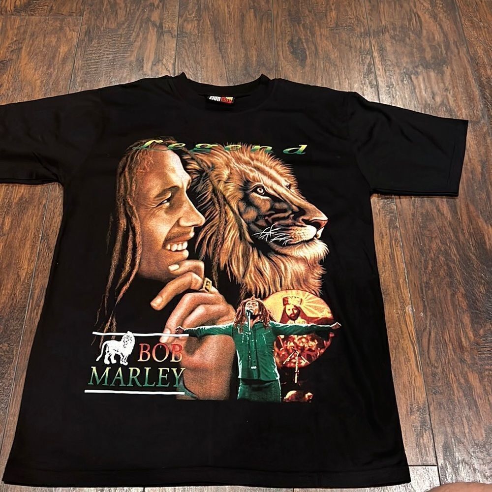 VTG Bob Marley Tee size M Hit on front and back Marley lion graphic in EUC black